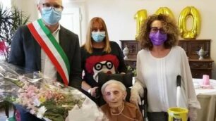Giannina Vergani (al centro)  festeggiata per i suoi 100 anni