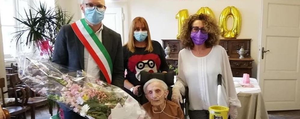 Giannina Vergani (al centro)  festeggiata per i suoi 100 anni