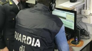 La guardia di finanza impegnata in una indagine