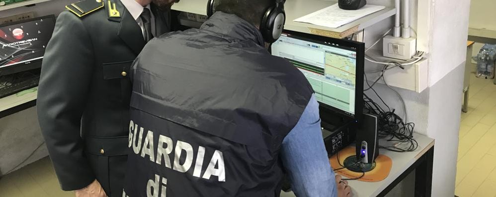 La guardia di finanza impegnata in una indagine