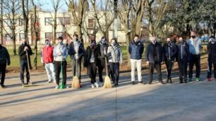 I volontari presenti al campo di basket di Seregno