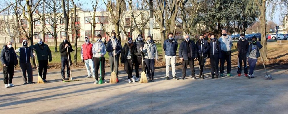 I volontari presenti al campo di basket di Seregno