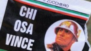 Le bustine di zucchero con la foto di Mussolini