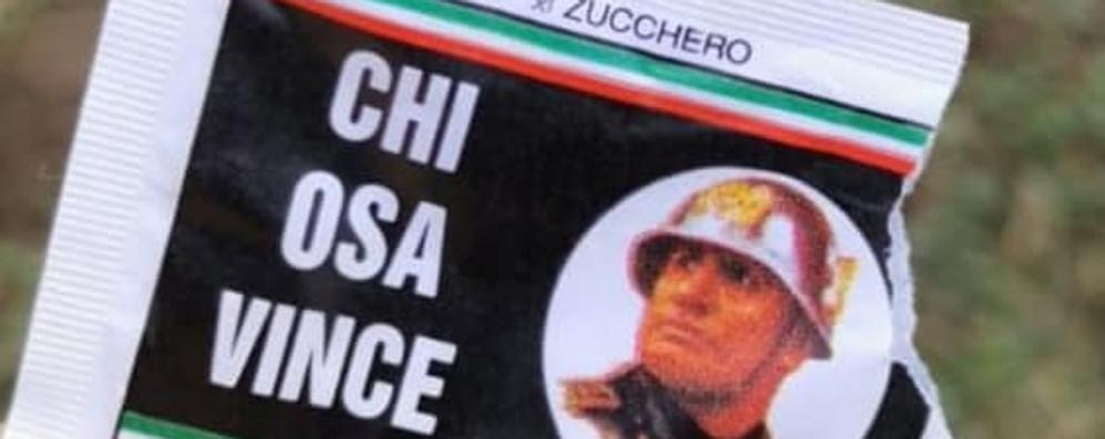 Le bustine di zucchero con la foto di Mussolini