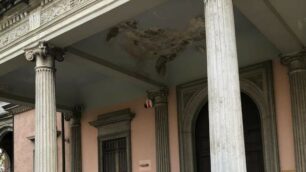 Albiate municipio chiuso per caduta intonaco