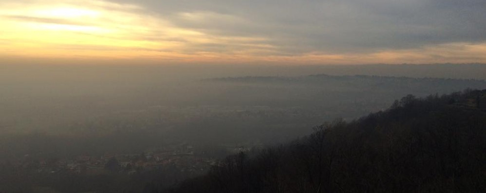 Lo smog sulla Brianza visto da Montevecchia