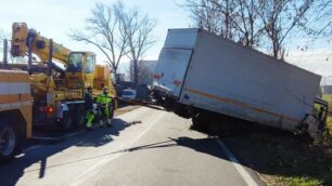 CESANO VIA GROANE CAMION NEL FOSSATO