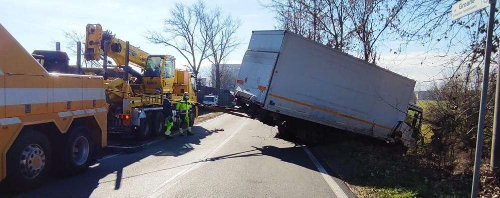 CESANO VIA GROANE CAMION NEL FOSSATO