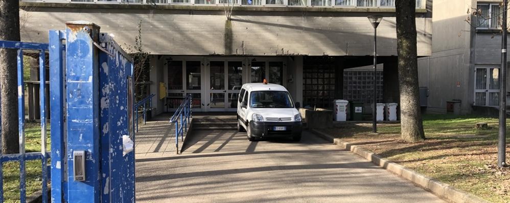 VAREDO - L'ingresso della Scuola Primaria Kennedy, mentre è in corso il sopralluogo del sindaco e dell'assessore