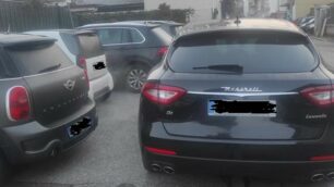 Auto parcheggiate in doppia fila in via Marconi