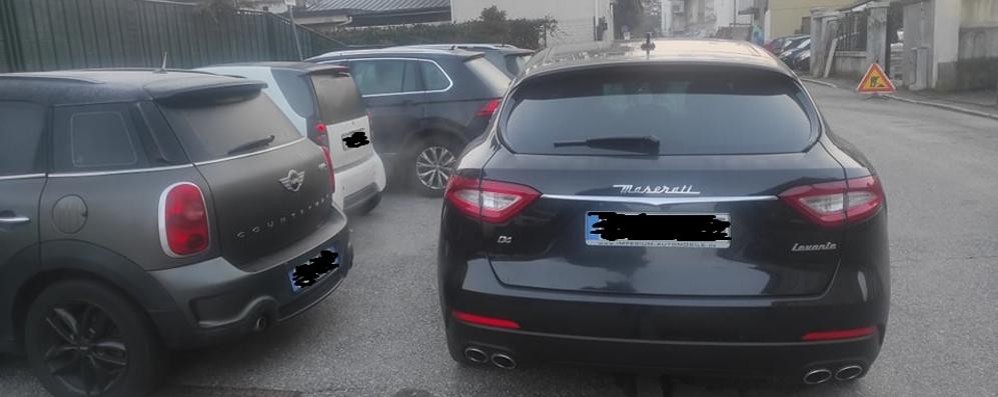 Auto parcheggiate in doppia fila in via Marconi