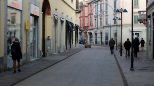 Le vie dei centri storici cittadini della Brianza sono deserte per i negozi chiusi