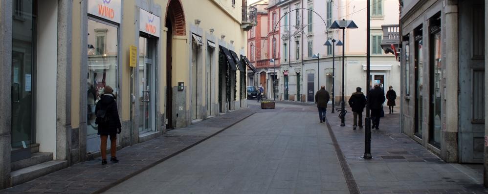Le vie dei centri storici cittadini della Brianza sono deserte per i negozi chiusi