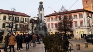 Un assembramento in piazza Vittorio Veneto (foto dalla pagina di Facebook Sei di Seregno se)