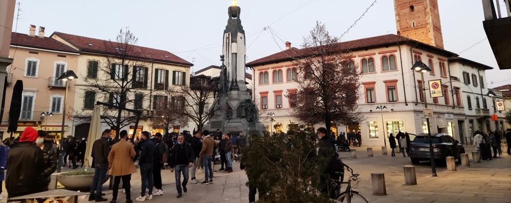 Un assembramento in piazza Vittorio Veneto (foto dalla pagina di Facebook Sei di Seregno se)