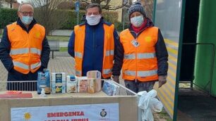 Albiate. Volontari banchetto raccolta alimenti per famiglie in difficoltà causa Covid