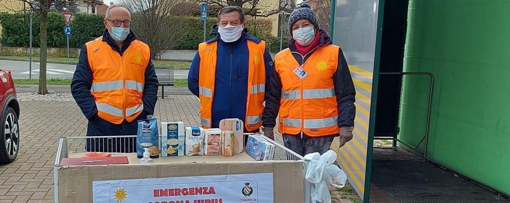 Albiate. Volontari banchetto raccolta alimenti per famiglie in difficoltà causa Covid