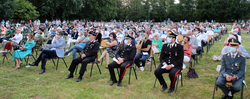 I presenti al concerto commemorativo delle vittime della pandemia da coronavirus