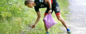 Un runner impegnato nel plogging