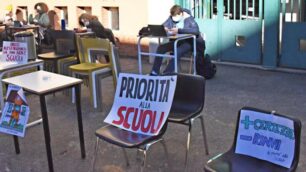 Studenti all'esterno di un liceo scientifico durante il periodo di didattica a distanza