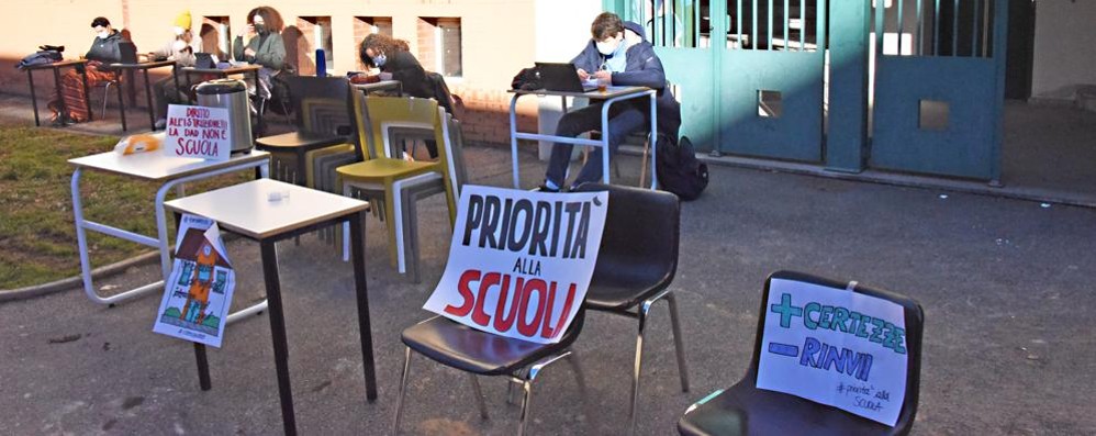 Studenti all'esterno di un liceo scientifico durante il periodo di didattica a distanza