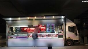 Un “paninaro” fermo a bordo strada: il controllo degli street food è una delle attività illecite contestate