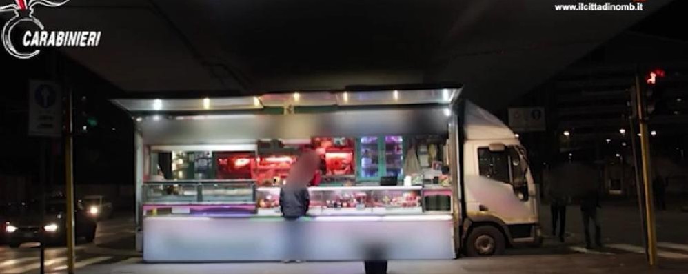 Un “paninaro” fermo a bordo strada: il controllo degli street food è una delle attività illecite contestate