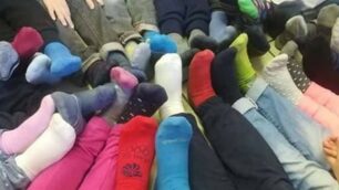 Bambini di una scuola di Meda che lo scorso anno aderirono i che hanno aderito alla giornata dei calzini spaiati.