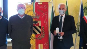 Meda Il sindaco di Meda Luca Santambrogio ha premiato il nonno Giulio Santambrogio, deportato dai nazisti, su delega del presidente Mattarella