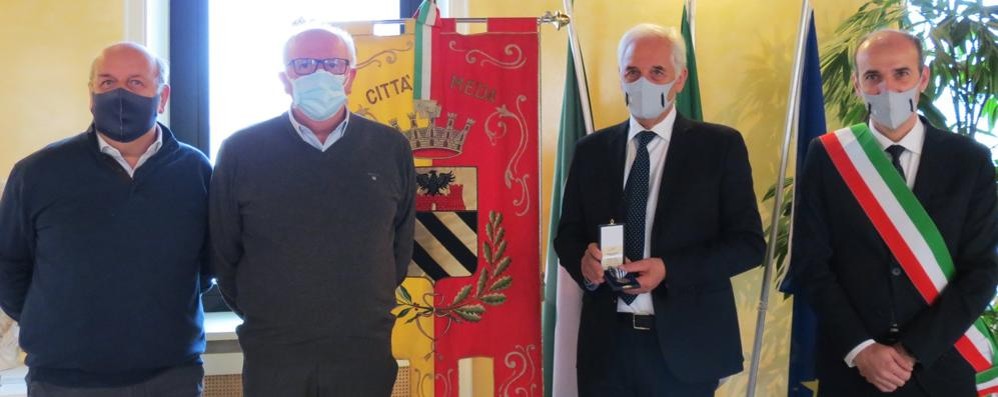 Meda Il sindaco di Meda Luca Santambrogio ha premiato il nonno Giulio Santambrogio, deportato dai nazisti, su delega del presidente Mattarella