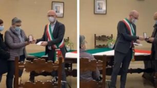 A sinistra, la consegna della medaglia ai familiari di  Luigi Bonalumi; a destra, la medaglia consegnata alla famiglia di Ademaro Peruzzi