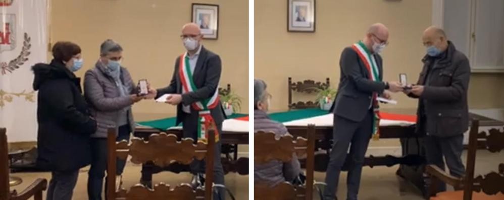 A sinistra, la consegna della medaglia ai familiari di  Luigi Bonalumi; a destra, la medaglia consegnata alla famiglia di Ademaro Peruzzi