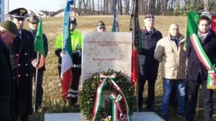 La deposizione di una corona di fiori davanti alla stele che ricorda Norma Cossetto in via Reggio a Seregno