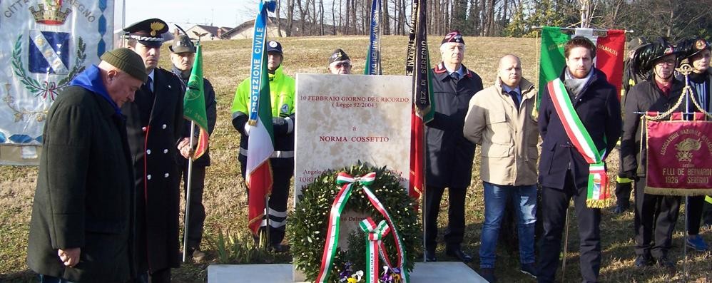 La deposizione di una corona di fiori davanti alla stele che ricorda Norma Cossetto in via Reggio a Seregno
