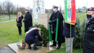 L'omaggio floreale alla stele che ricorda Norma Cossetto