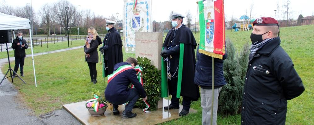 L'omaggio floreale alla stele che ricorda Norma Cossetto