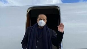 Berlusconi scende dal suo aereo privato all’aeroporto di Roma