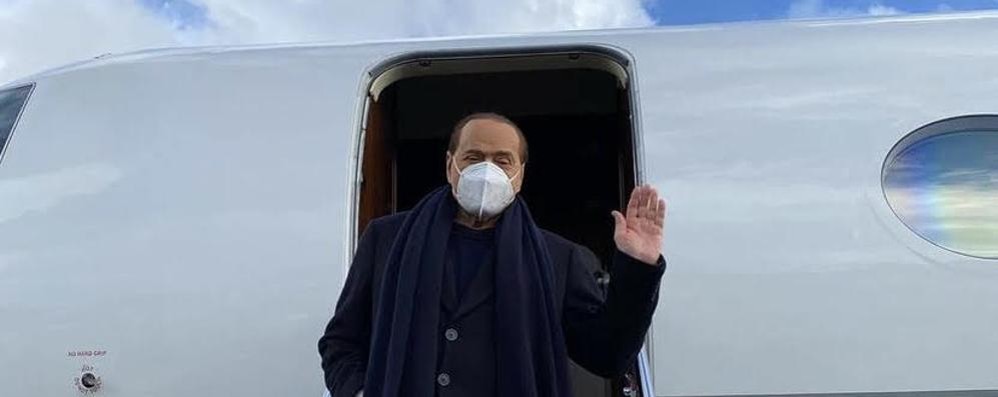 Berlusconi scende dal suo aereo privato all’aeroporto di Roma
