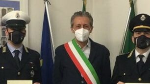 Il sindaco di Triuggio con gli agenti premiati