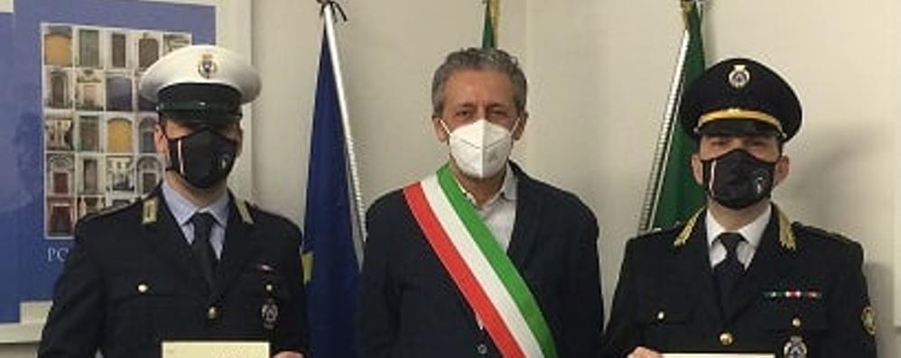 Il sindaco di Triuggio con gli agenti premiati