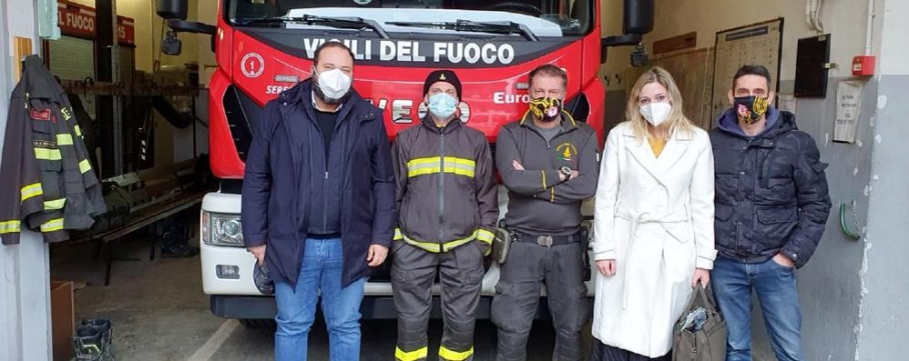 Giuseppe Azzarello di Forza Italia e Samantha Baldo di Fratelli d'Italia in visita al distaccamento dei Vigili del fuoco