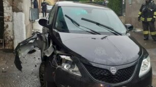 L’auto incidentata e, sulla sinistra, la tubatura del gas tranciata nell’incidente