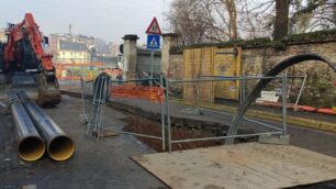 Il cantiere della dorsale idrica di Carnate in via Banfi