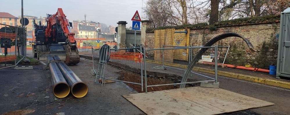 Il cantiere della dorsale idrica di Carnate in via Banfi