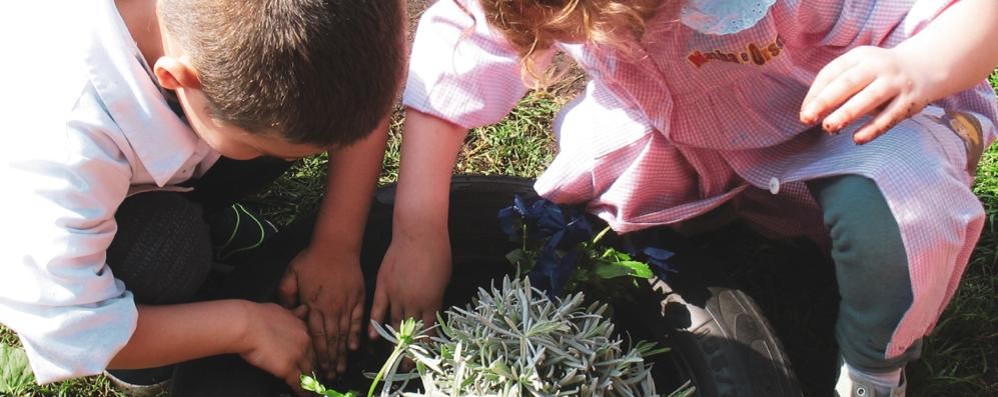 Bambini al lavoro in un’aula all’aperto