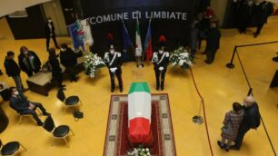 Le foto della camera ardente di Luca Attanasio a Limbiate: lunga fila in attesa
