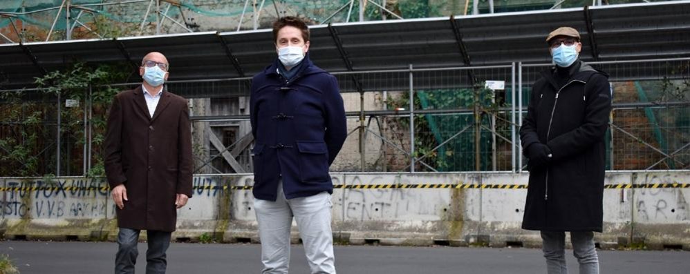 Il sindaco Alberto Rossi, al centro, con gli assessori Claudio Vergani e Pinuccio Borgonovo davanti all'ex clinica, prima della conclusione della trattativa con l'Inps per il suo acquisto