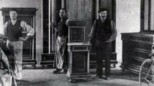 Un’immagine storica di artigiani mobilieri di Lissone