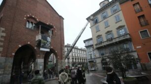 Monza: caduta calcinacci accanto all’arengario, vigili del fuoco in piazza Roma