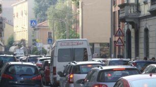 Monza Via Volta traffico durante orari ingresso e uscita scuola elementare Volta